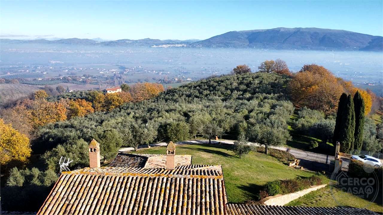 CANNARA - COLLEMANCIO: VILLA INDIPENDENTE CON GIARDINO ESCLUSIVO
