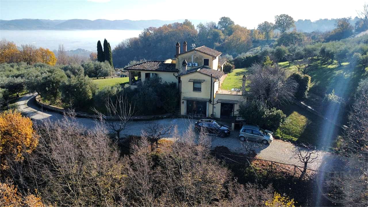 CANNARA - COLLEMANCIO: VILLA INDIPENDENTE CON GIARDINO ESCLUSIVO