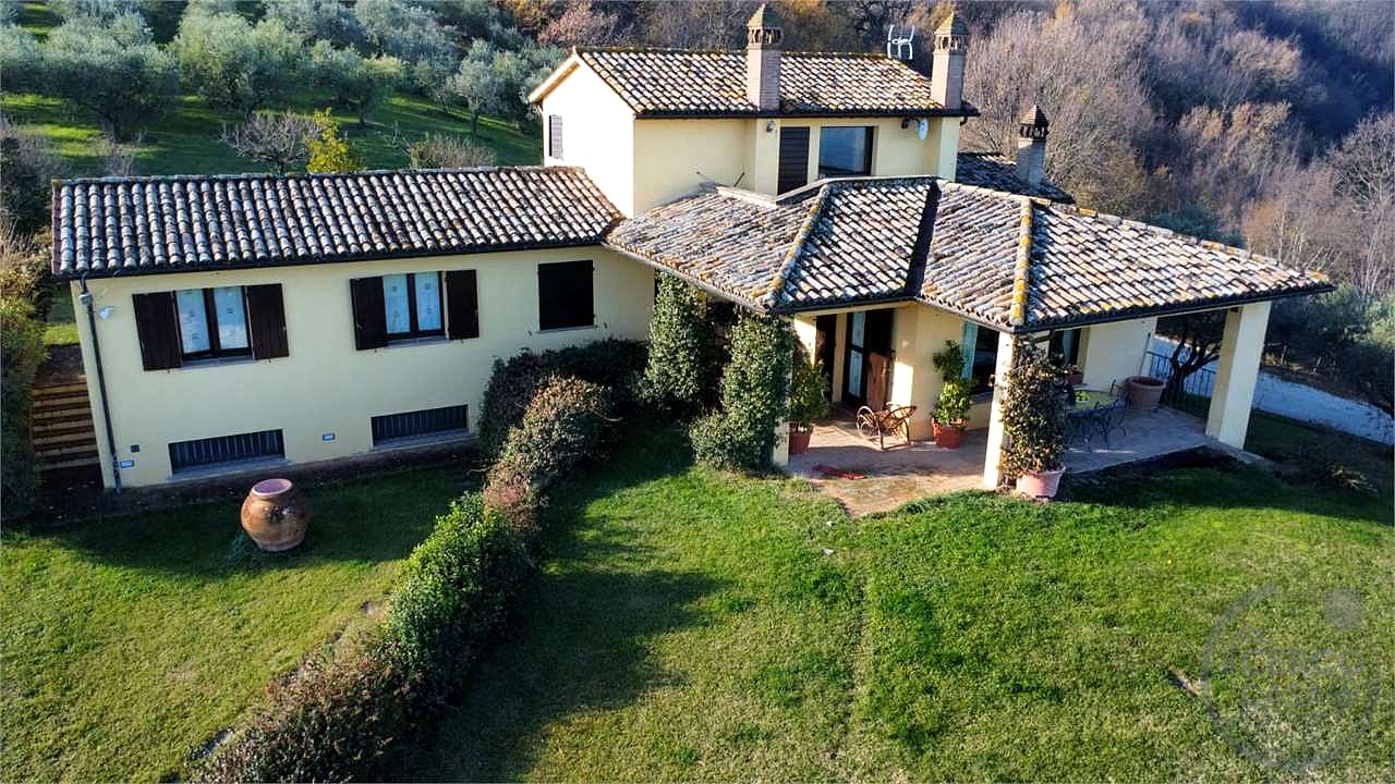 CANNARA - COLLEMANCIO: VILLA INDIPENDENTE CON GIARDINO ESCLUSIVO