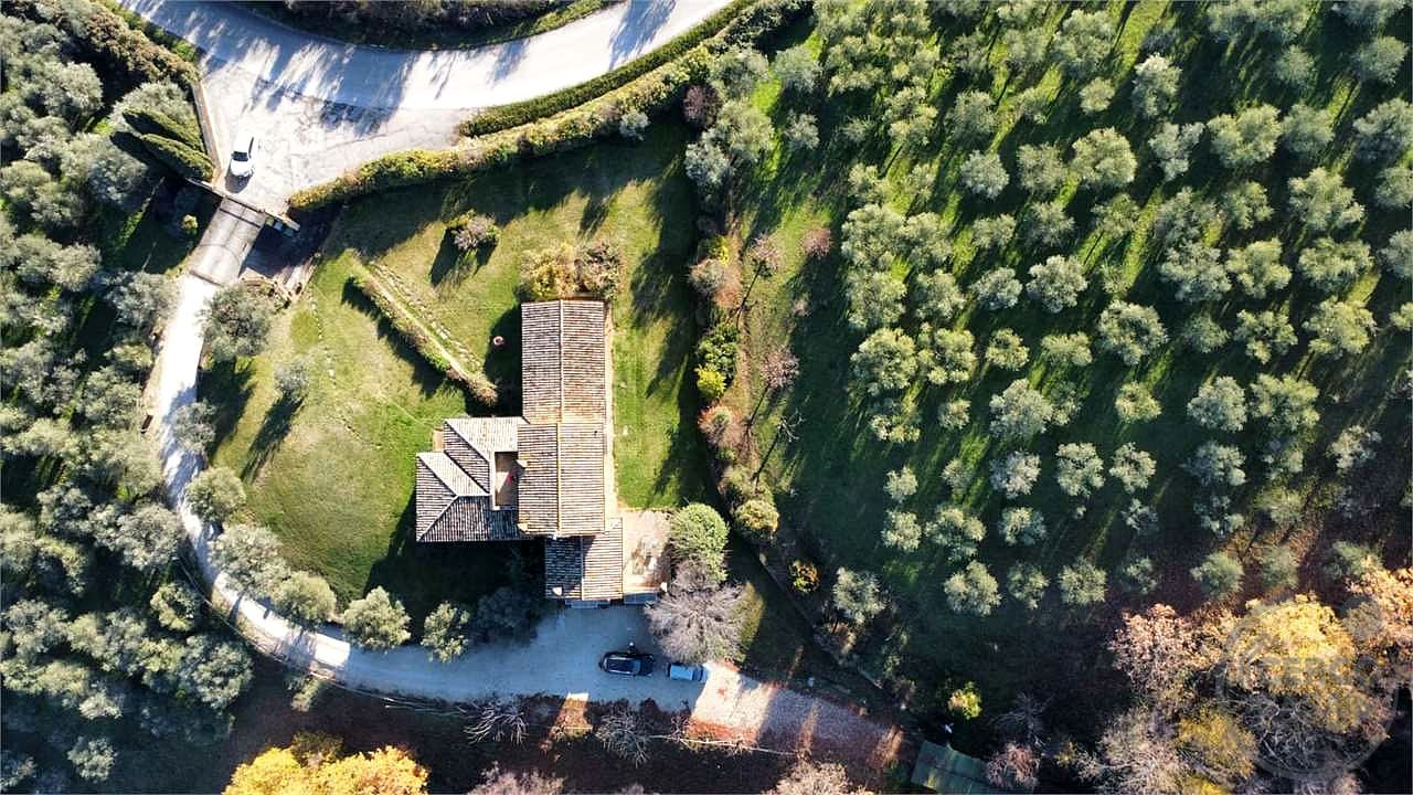 CANNARA - COLLEMANCIO: VILLA INDIPENDENTE CON GIARDINO ESCLUSIVO