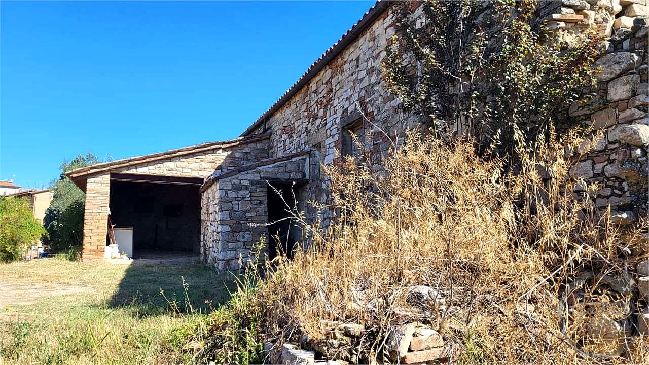 TODI – CASALE DA RISTRUTTURARE CON TERRENO