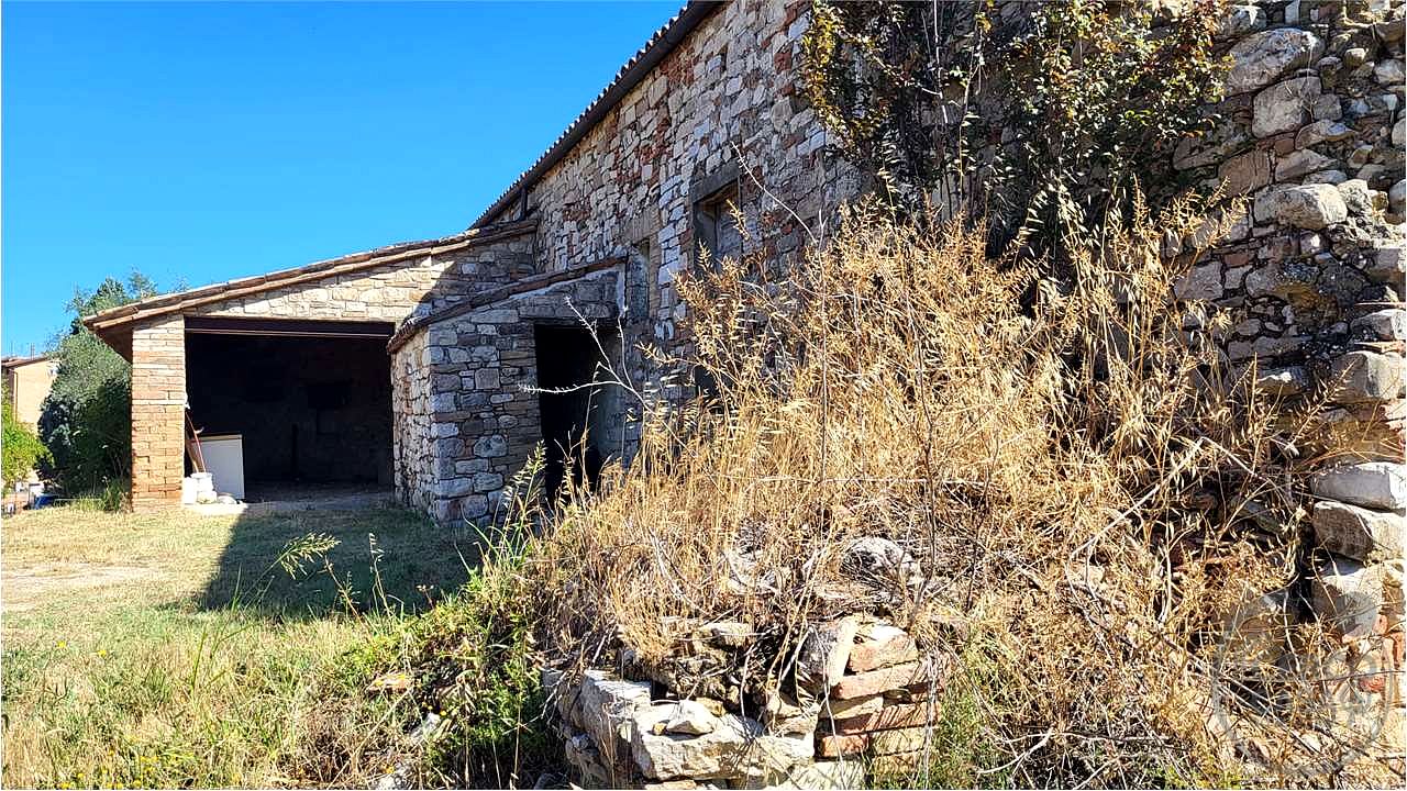 TODI – CASALE DA RISTRUTTURARE CON TERRENO