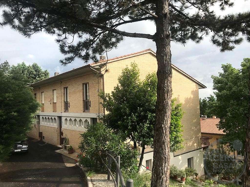 VILLA CAPOTESTA DIVISA IN DUE UNITA' ABITATIVE