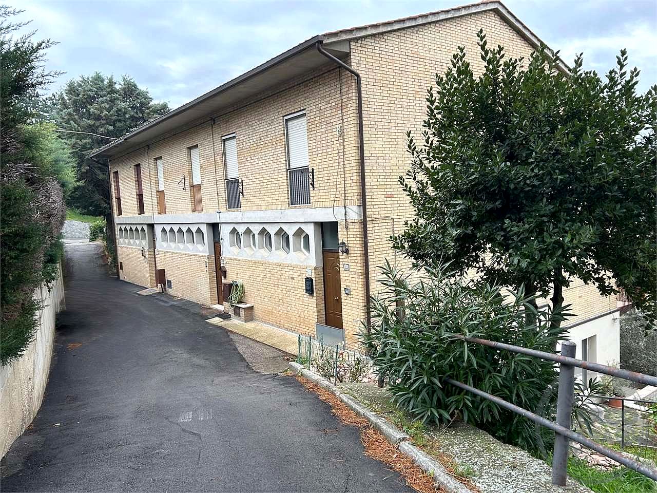 VILLA CAPOTESTA DIVISA IN DUE UNITA' ABITATIVE