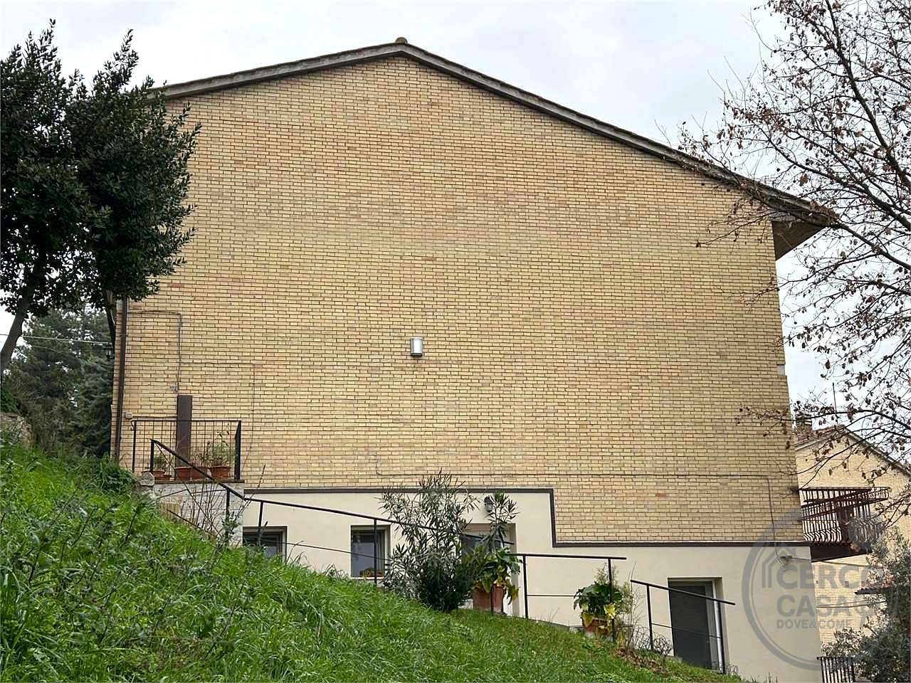 VILLA CAPOTESTA DIVISA IN DUE UNITA' ABITATIVE