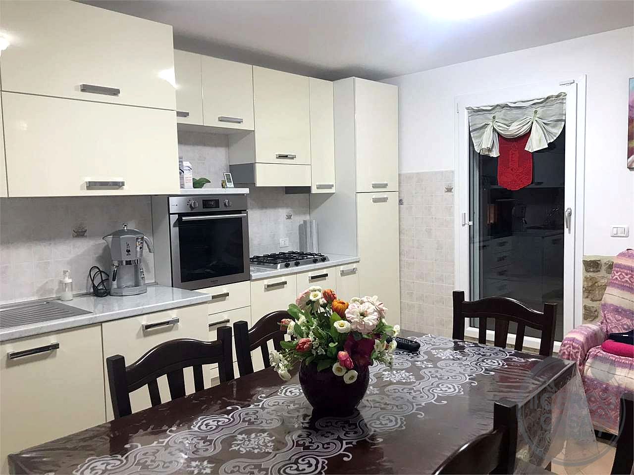 VILLA CAPOTESTA DIVISA IN DUE UNITA' ABITATIVE