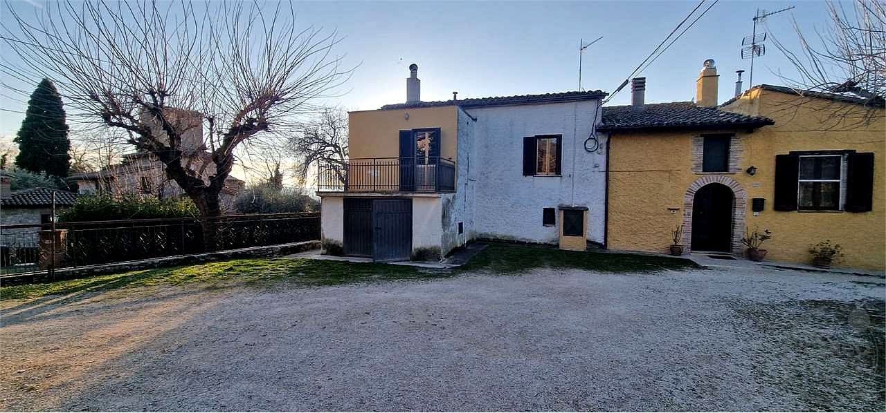 MASSA MARTANA - PORZIONE DI CASALE