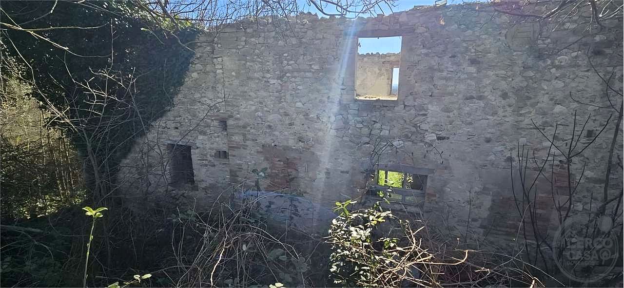 TODI - TERRENO CON CASALE DA RISTRUTTURARE