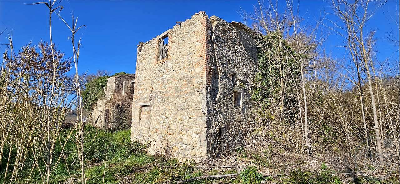 TODI - TERRENO CON CASALE DA RISTRUTTURARE