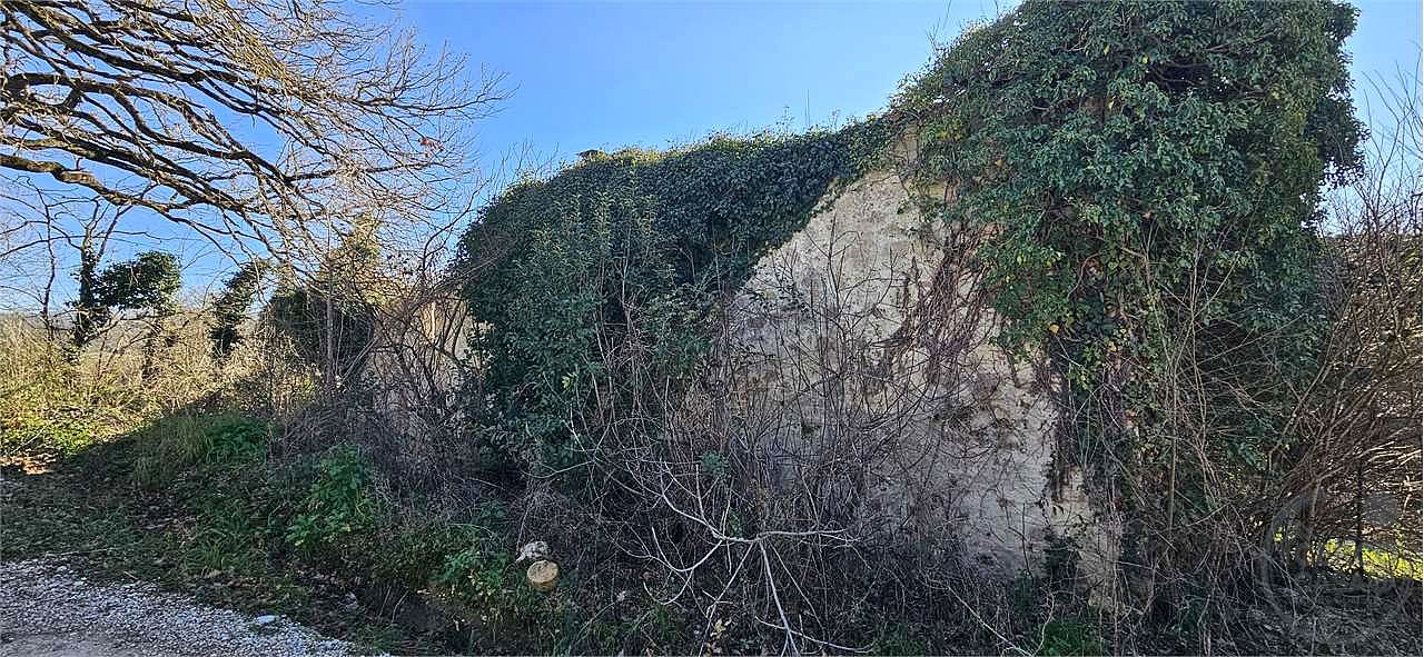 TODI - TERRENO CON CASALE DA RISTRUTTURARE