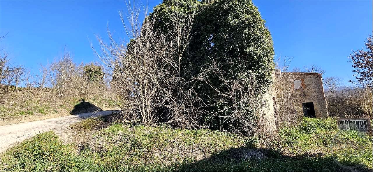 TODI - TERRENO CON CASALE DA RISTRUTTURARE