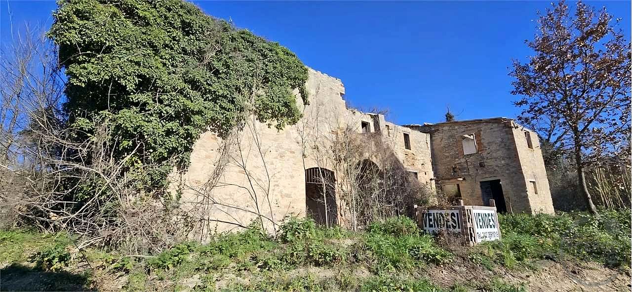 TODI - TERRENO CON CASALE DA RISTRUTTURARE