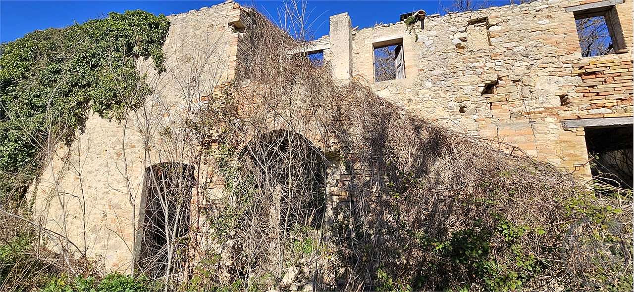 TODI - TERRENO CON CASALE DA RISTRUTTURARE