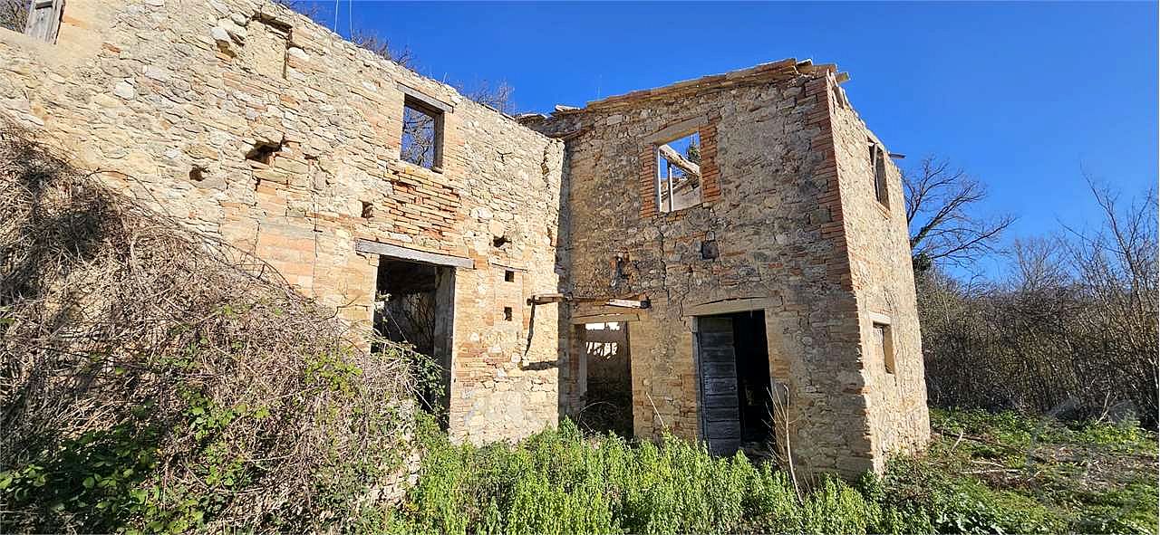 TODI - TERRENO CON CASALE DA RISTRUTTURARE