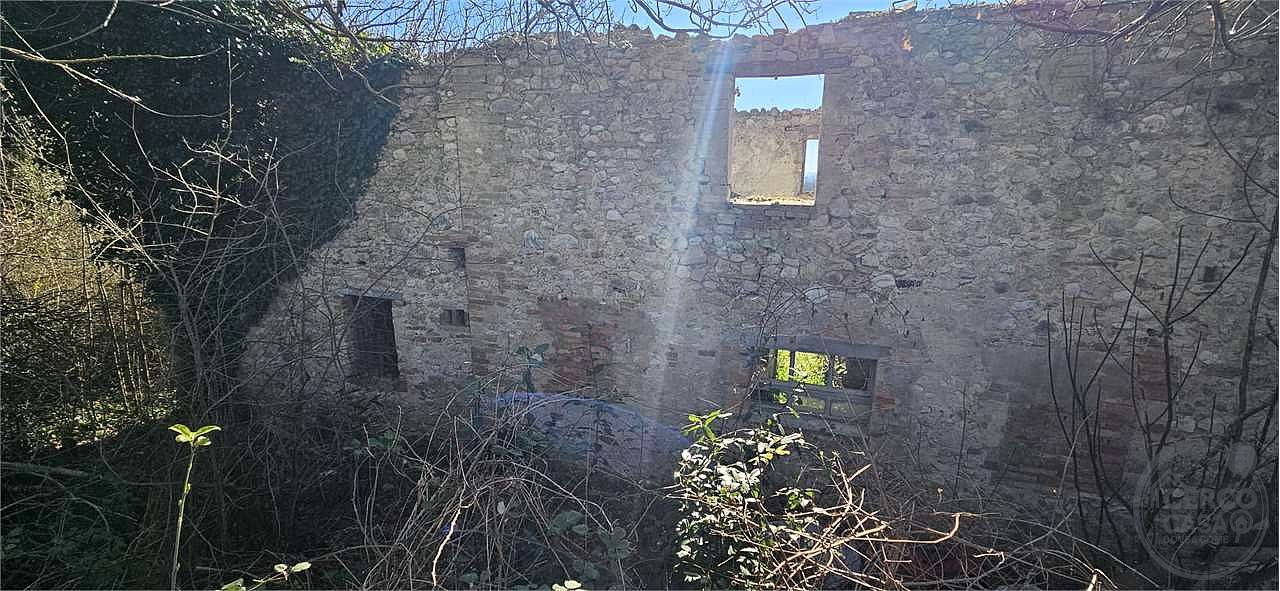 TODI - TERRENO CON CASALE DA RISTRUTTURARE
