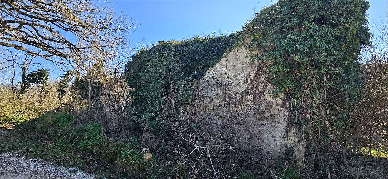 TODI - TERRENO CON CASALE DA RISTRUTTURARE