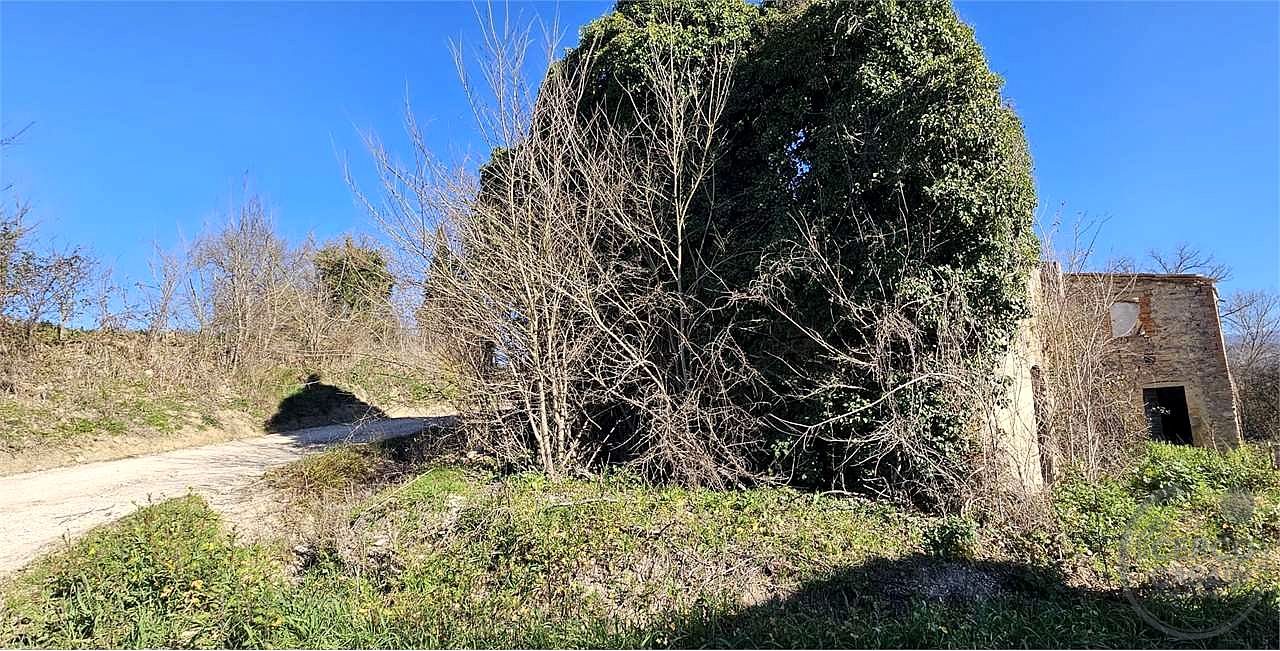TODI - TERRENO CON CASALE DA RISTRUTTURARE