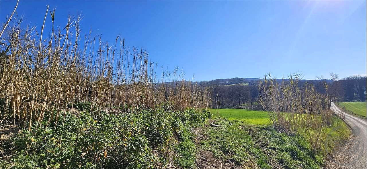 TODI - TERRENO CON CASALE DA RISTRUTTURARE
