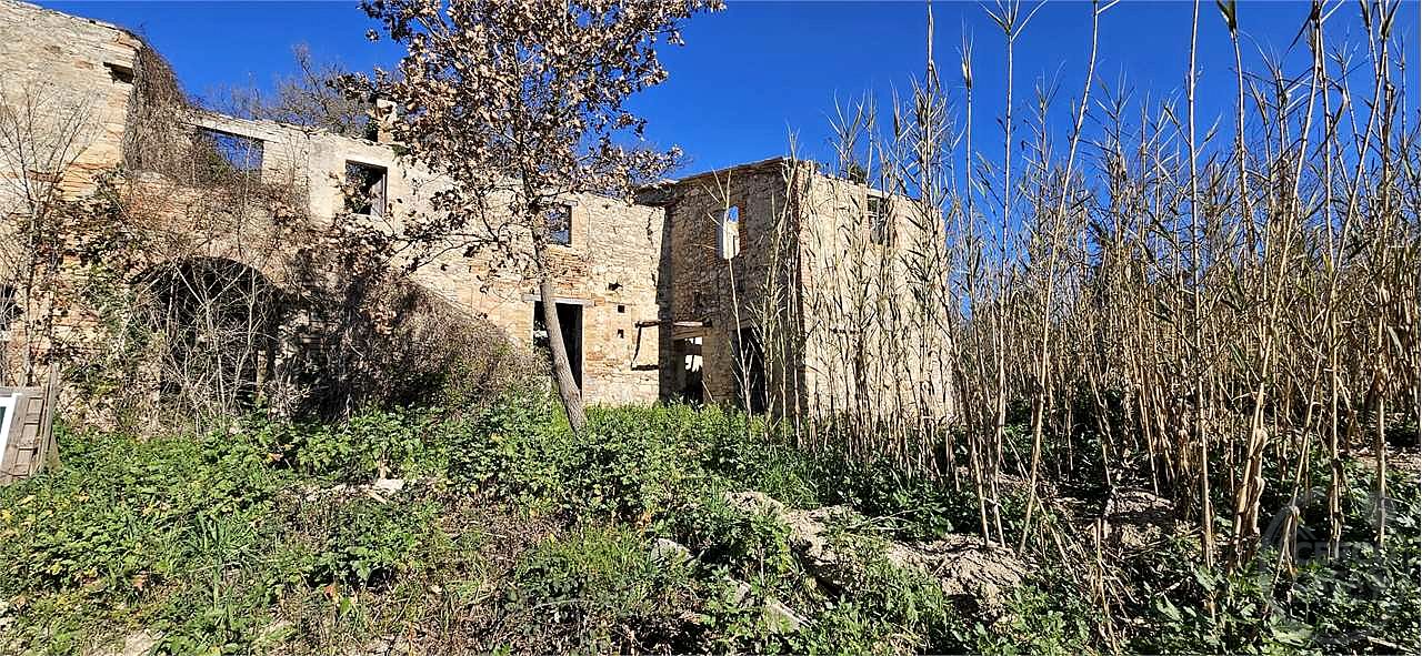 TODI - TERRENO CON CASALE DA RISTRUTTURARE