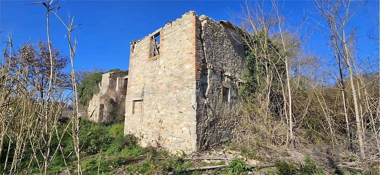 TODI - TERRENO CON CASALE DA RISTRUTTURARE