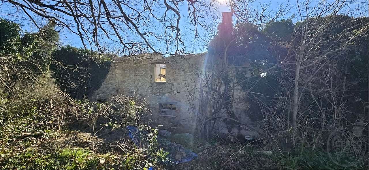 TODI - TERRENO CON CASALE DA RISTRUTTURARE