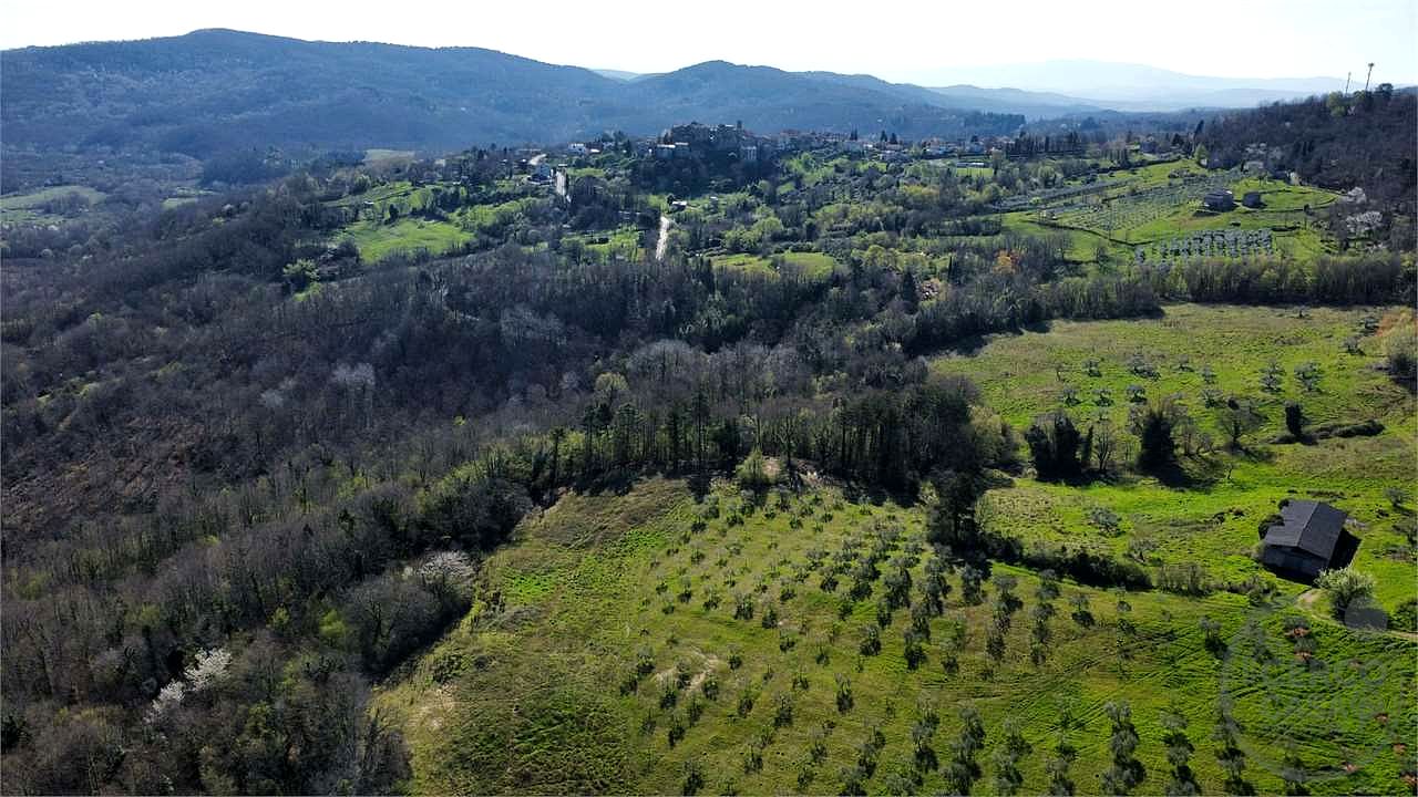 RISERVA NATURALE VAL DI FARMA - CASALE E TERRENO