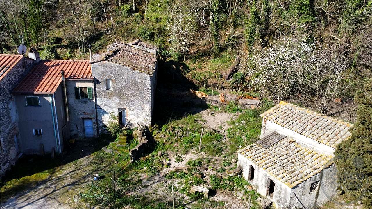 RISERVA NATURALE VAL DI FARMA - CASALE E TERRENO