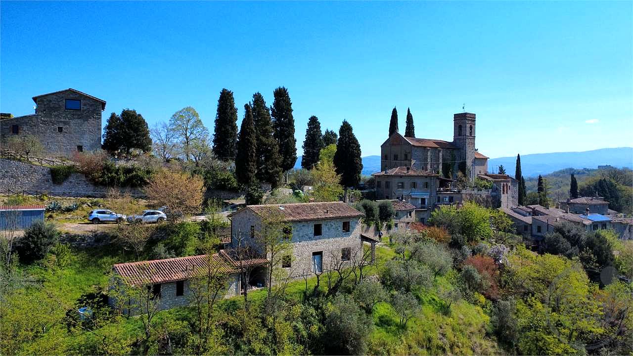 TODI - MONTEMOLINO: CASALE CON TERRENO