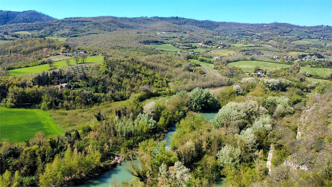 TODI - MONTEMOLINO: CASALE CON TERRENO