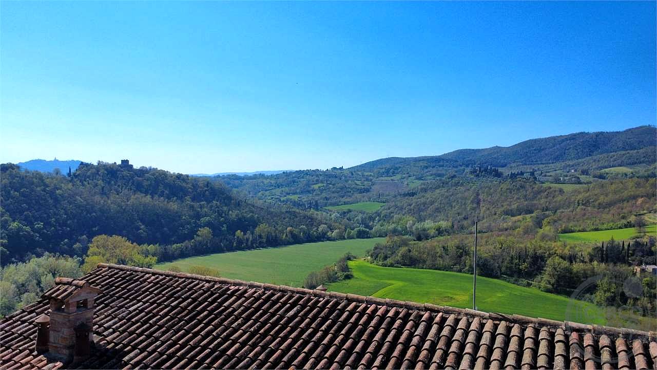 TODI - MONTEMOLINO: CASALE CON TERRENO
