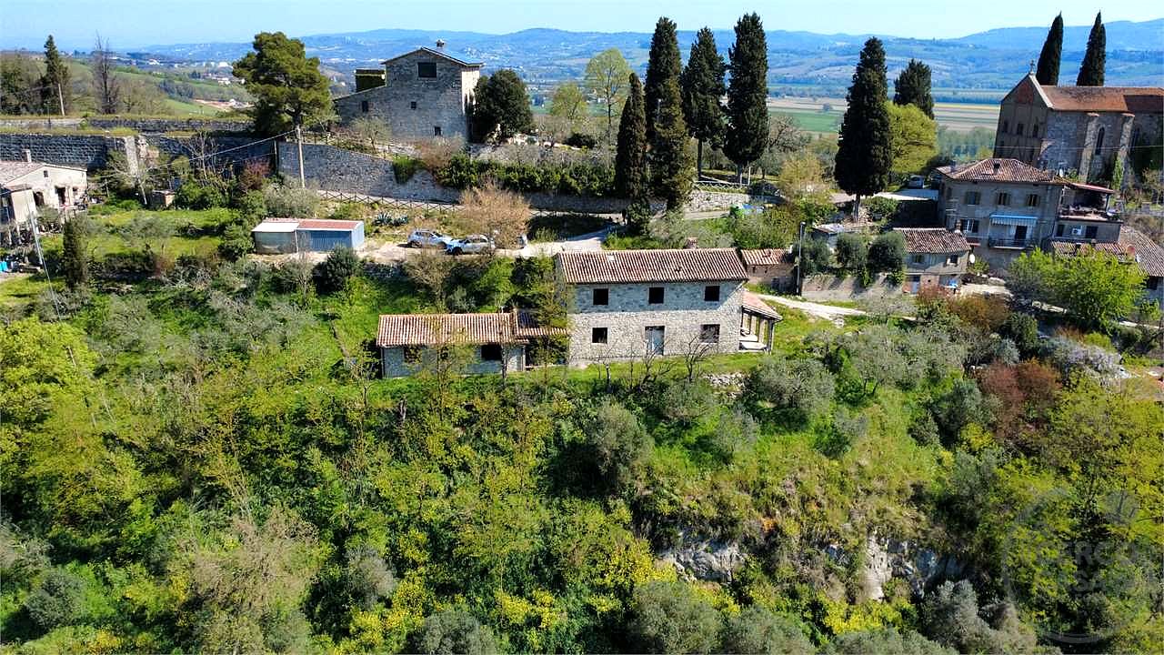 TODI - MONTEMOLINO: CASALE CON TERRENO