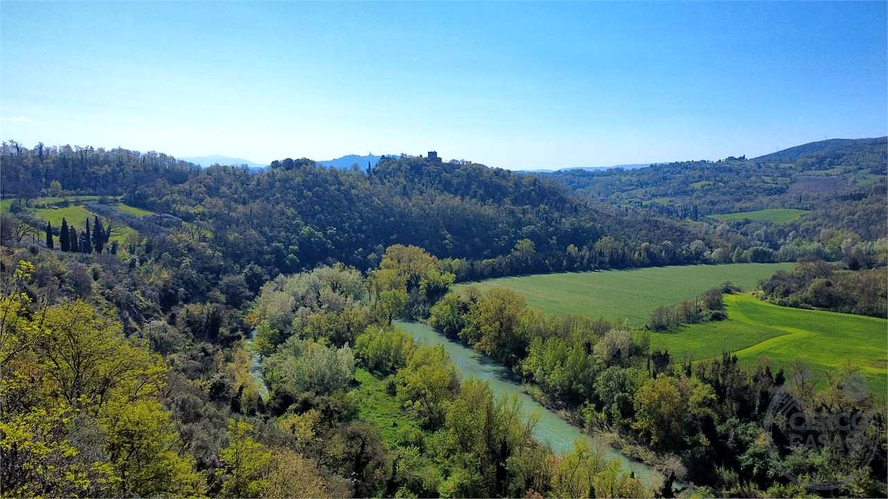 TODI - MONTEMOLINO: CASALE CON TERRENO