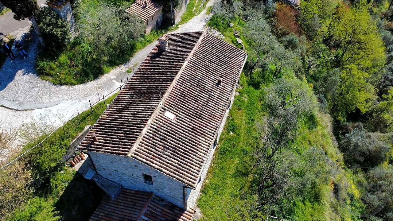 TODI - MONTEMOLINO: CASALE CON TERRENO