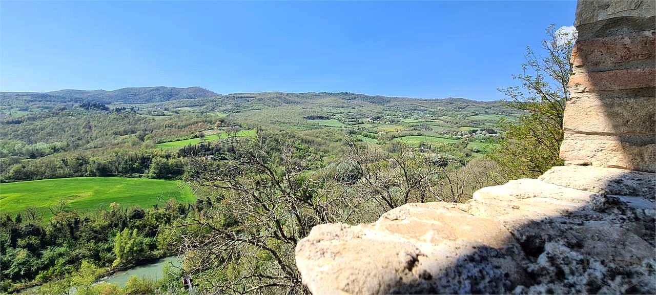 TODI - MONTEMOLINO: CASALE CON TERRENO