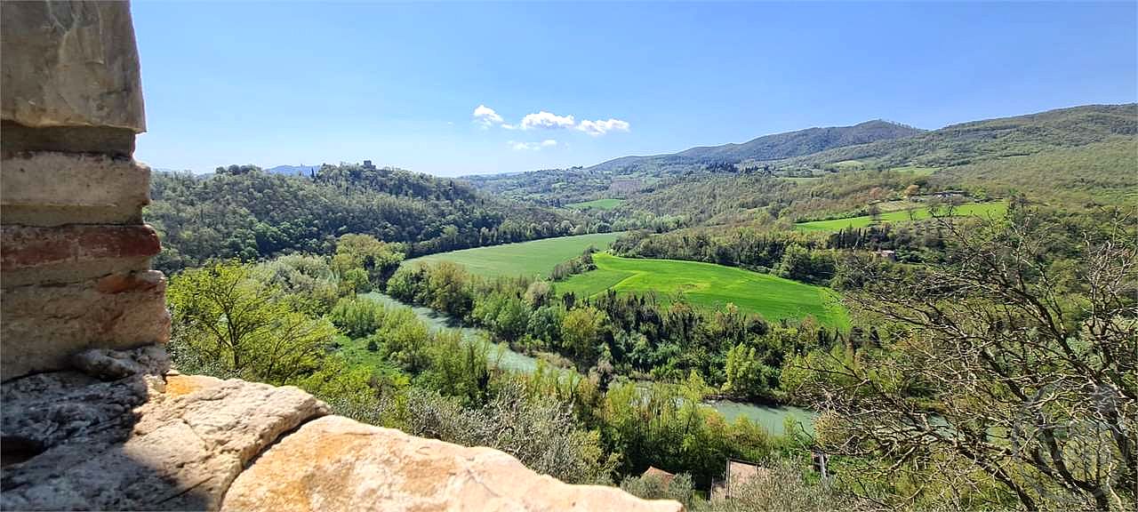TODI - MONTEMOLINO: CASALE CON TERRENO