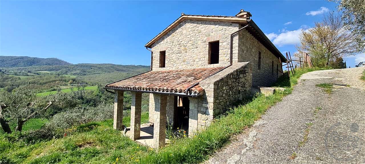 TODI - MONTEMOLINO: CASALE CON TERRENO