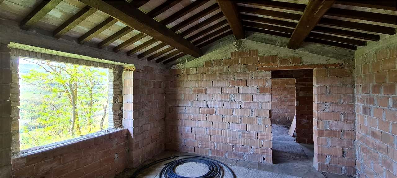 TODI - MONTEMOLINO: CASALE CON TERRENO