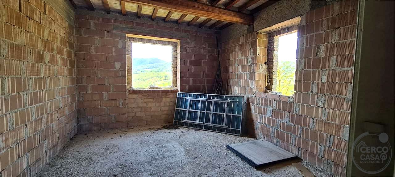 TODI - MONTEMOLINO: CASALE CON TERRENO