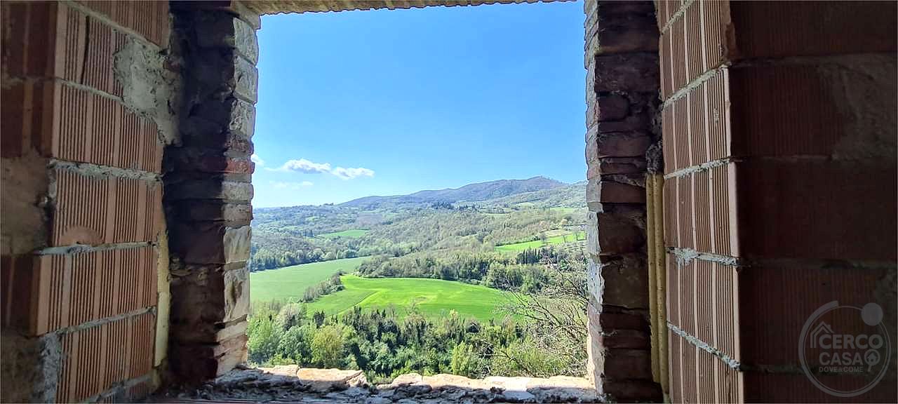 TODI - MONTEMOLINO: CASALE CON TERRENO