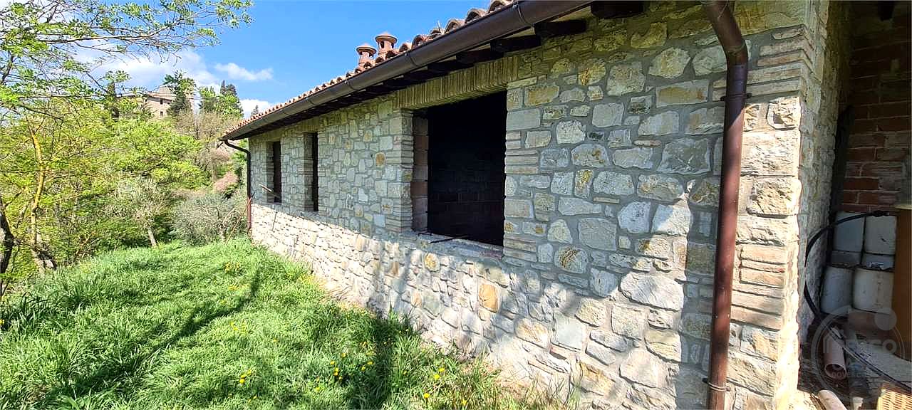 TODI - MONTEMOLINO: CASALE CON TERRENO