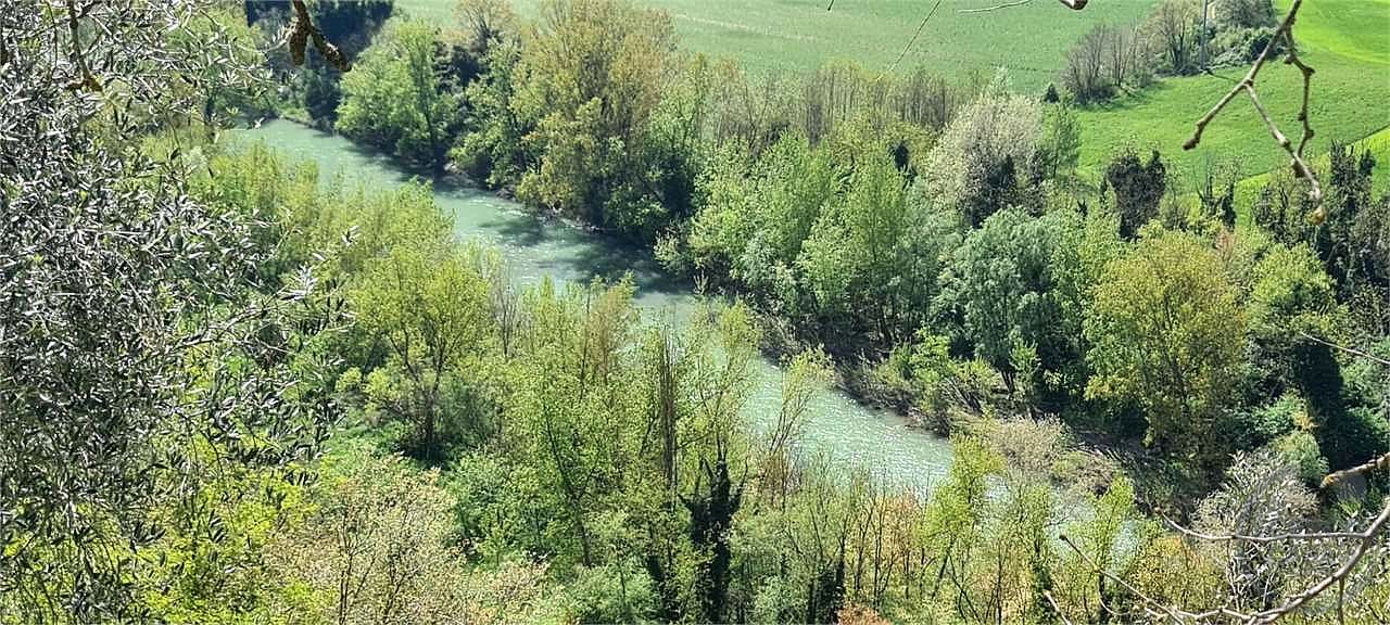 TODI - MONTEMOLINO: CASALE CON TERRENO