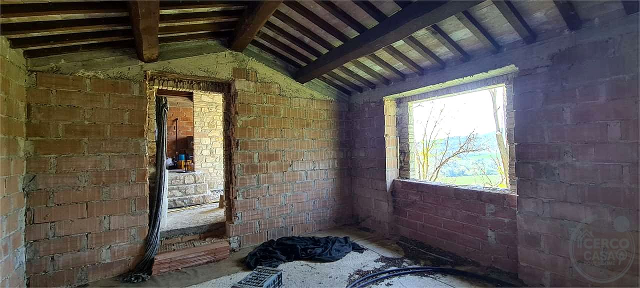 TODI - MONTEMOLINO: CASALE CON TERRENO