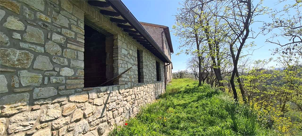TODI - MONTEMOLINO: CASALE CON TERRENO