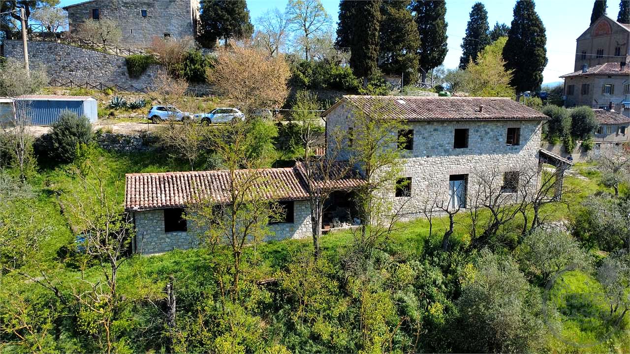 TODI - MONTEMOLINO: CASALE CON TERRENO