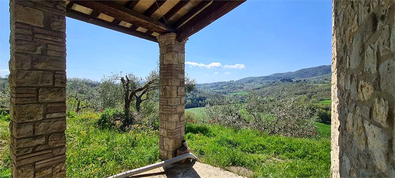 TODI - MONTEMOLINO: CASALE CON TERRENO