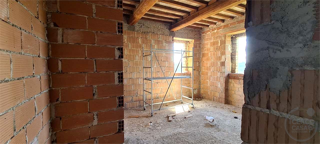 TODI - MONTEMOLINO: CASALE CON TERRENO
