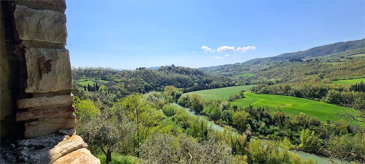 TODI - MONTEMOLINO: CASALE CON TERRENO