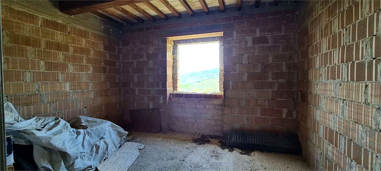 TODI - MONTEMOLINO: CASALE CON TERRENO