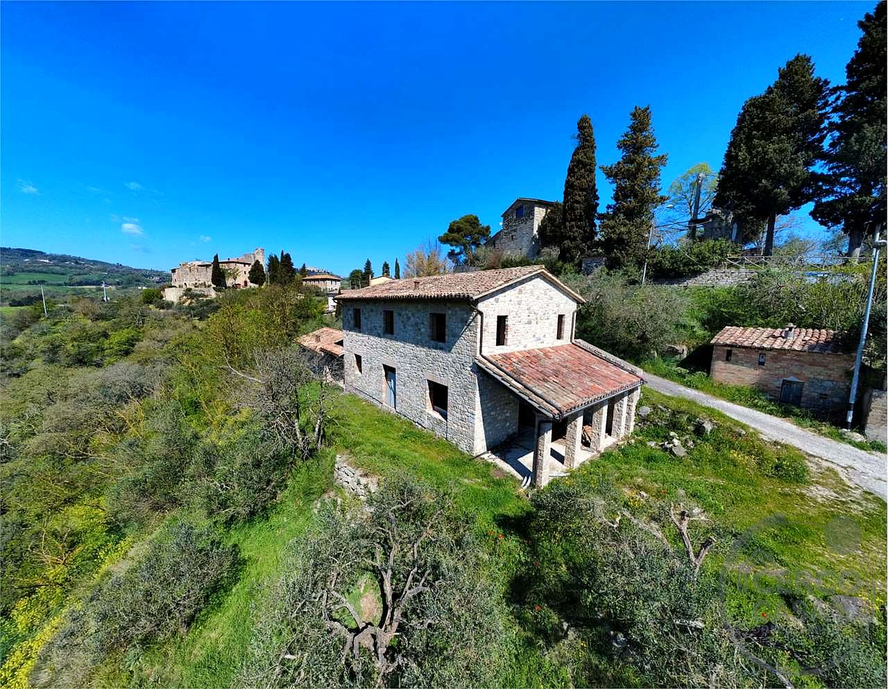 TODI - MONTEMOLINO: CASALE CON TERRENO