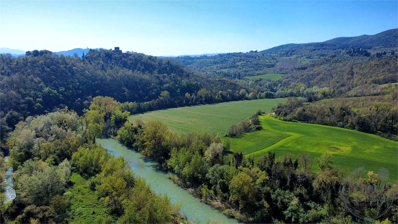 TODI - MONTEMOLINO: CASALE CON TERRENO